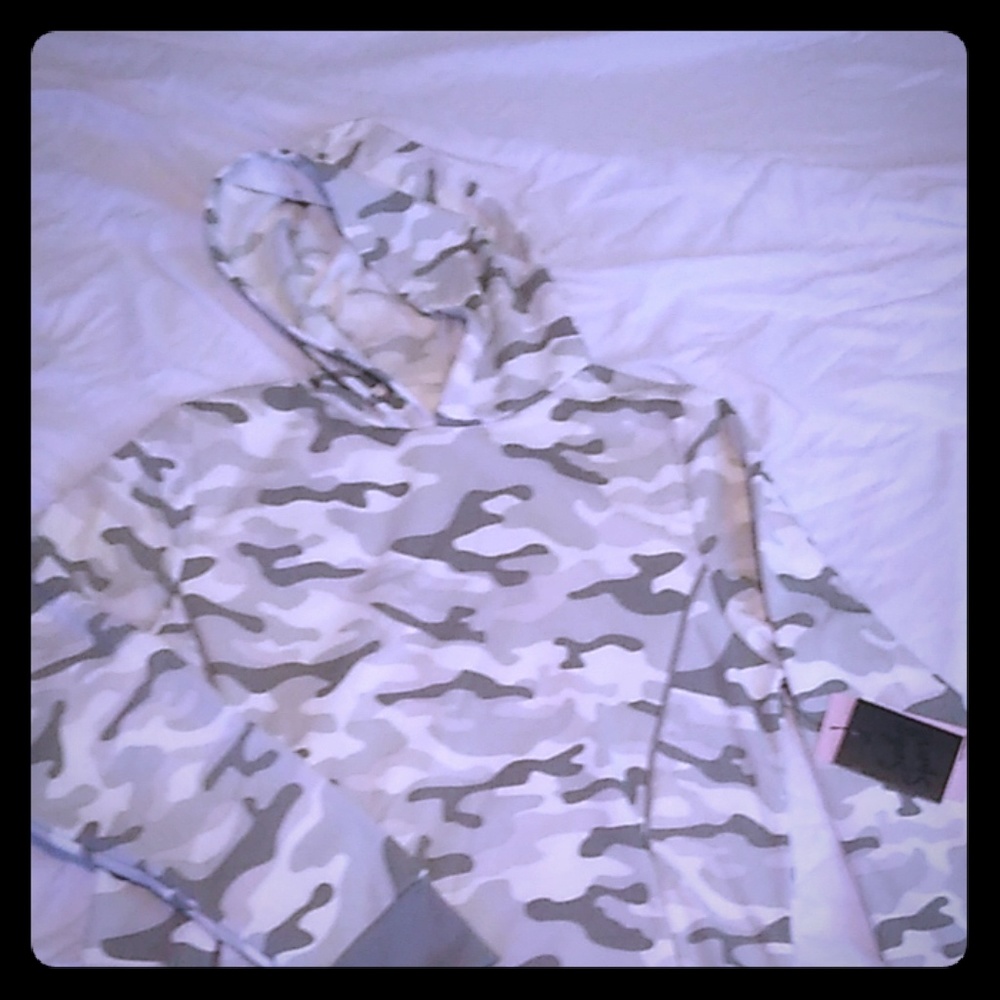 3/$20 🌠Soho Sport Camo Hoodie
